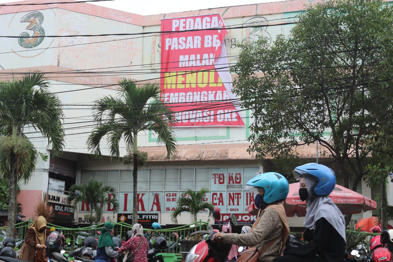 Penolakan sebagian pedagang terhadap rencana revitalisasi Pasar Besar Kota Malang. (Darmono / Radar Malang)