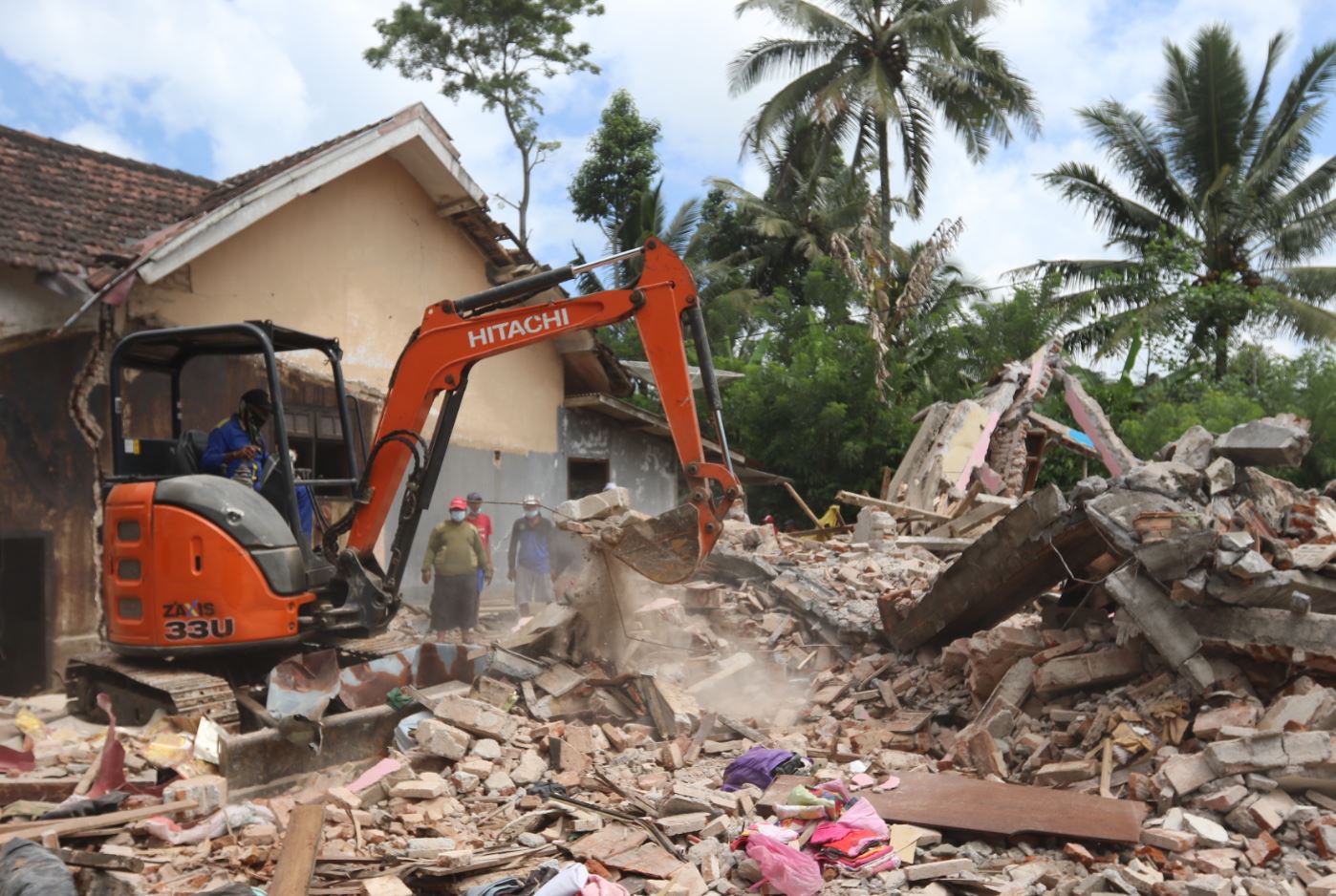 Pembersihan material gempa Malang (Darmono / Radar Malang)