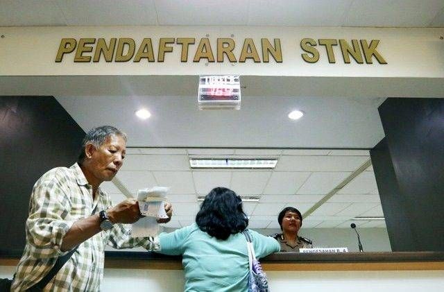 Warga membayar pajak kendaraan beberapa waktu lalu