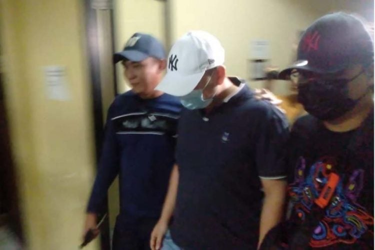 Pelaku JT (tengah pakai topi putih) saat digiring ke ruang penyidik Polrestabes Palembang. (sumeks/ist)