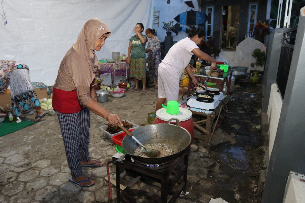 Warga terdampak gempa Malang memasak di lokasi pengungsian. (Darmono / Radar Malang)