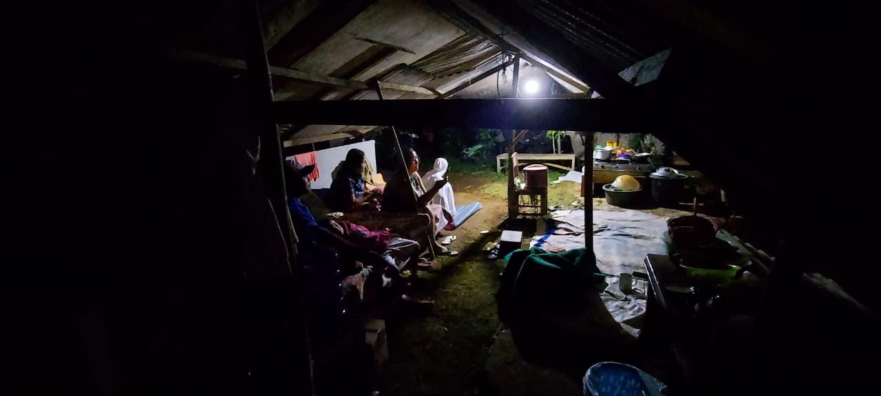 Warga korban gempa terpaksa tinggal di tenda darurat di Ampelgading, Kabupaten Malang. (Biyan Muzaky/Radar Malang