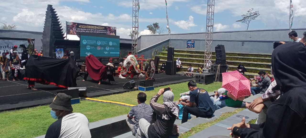 Penonton yang mengikuti open trip menikmati suguhan kesenian di Panggung Sendratari, Kelurahan Sisir. (Nugraha Perdana/Radar Malang)
