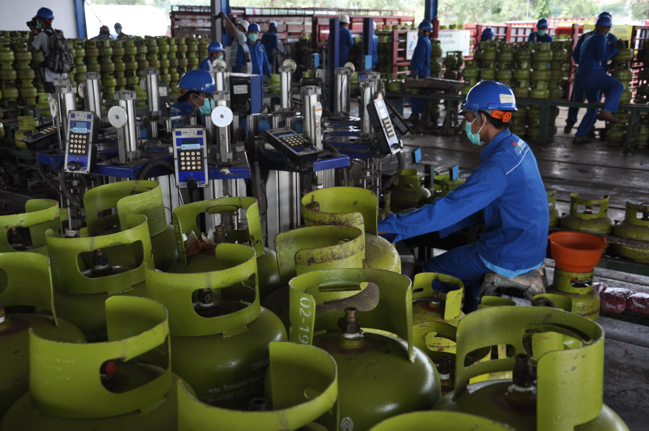 MENINGKAT DRASTIS: Rata- rata penyaluran gasoline atau bahan bakar untuk kendaraan mesin di Malang Raya sebesar 104,8 persen dari penyaluran normal. - RADAR MALANG