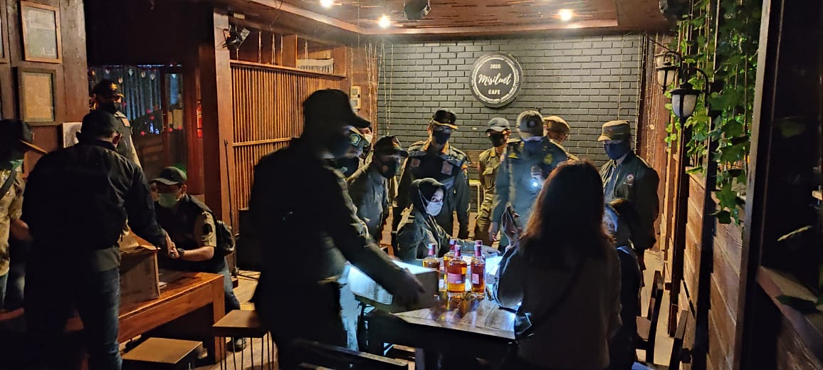 Petugas saat melakukan razia di salah satu café yang kedapatan menjual miras. (Satpol PP Kota Malang/ist)