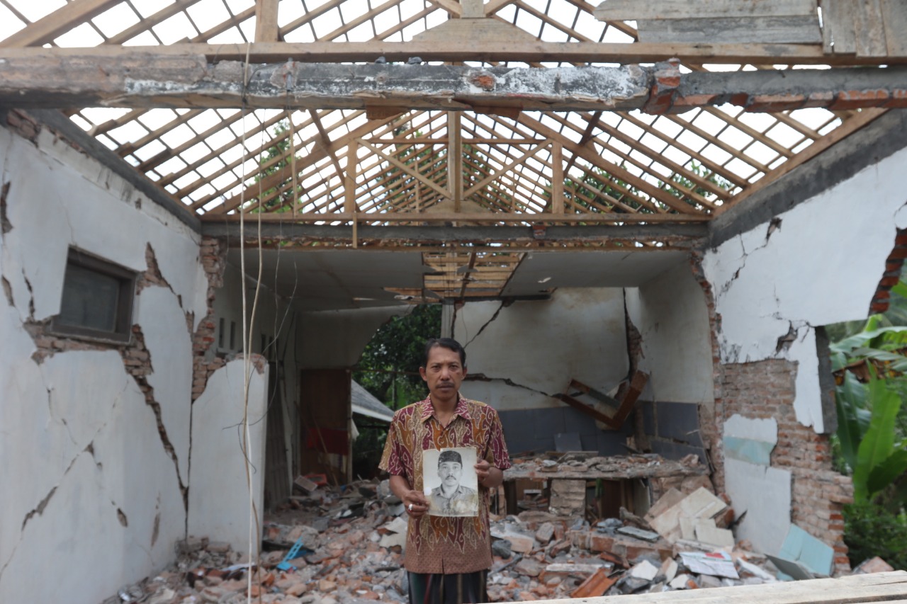 Salah satu rumah warga yang rusak karena gempa Malang (Darmono / Radar Malang)