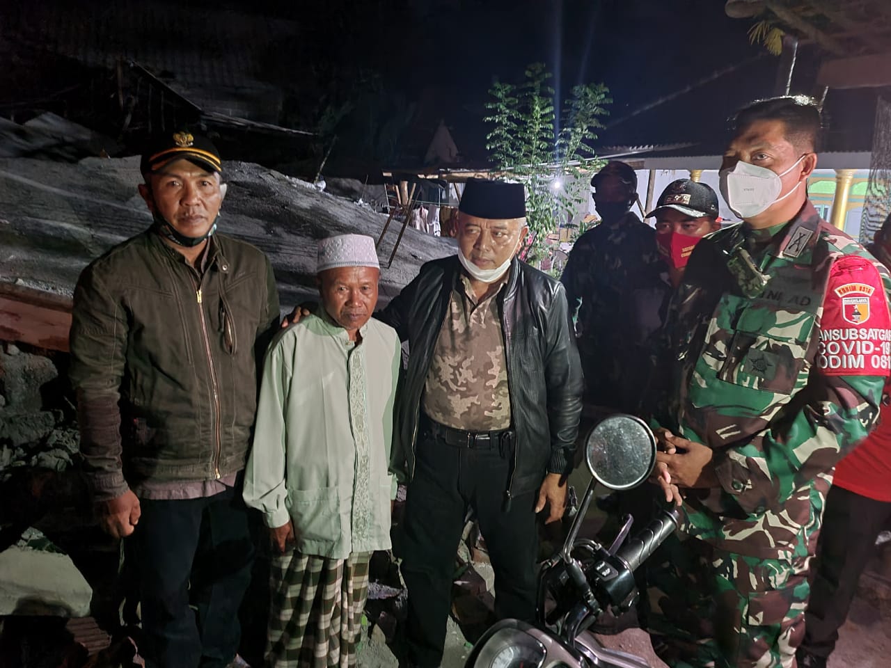 Bupati Malang HM Sanusi (tiga dari kiri) bersama warga korban gempa bumi di Kecamatan Ampelgading malam ini (10/4).(ist)