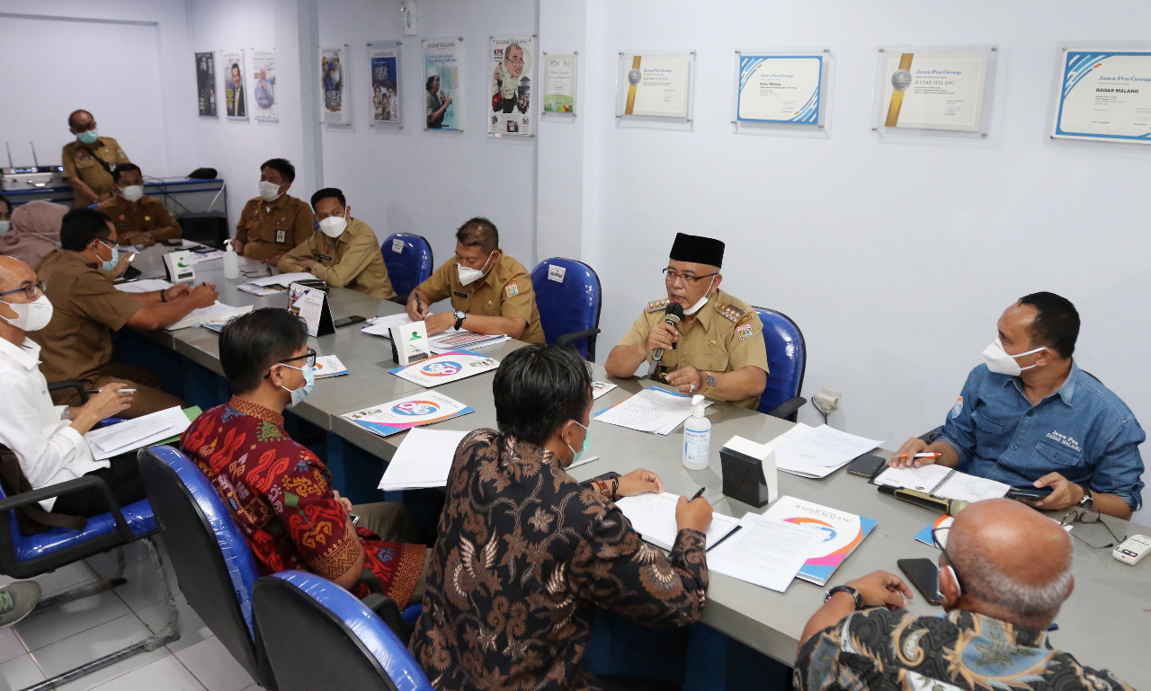 Bupati Malang Drs H. M. Sanusi MM saat menyampaikan pendapatnya di Focus Group Discussion di kantor Jawa Pos Radar Malang Selasa (20/4). (Darmono/Radar Malang)