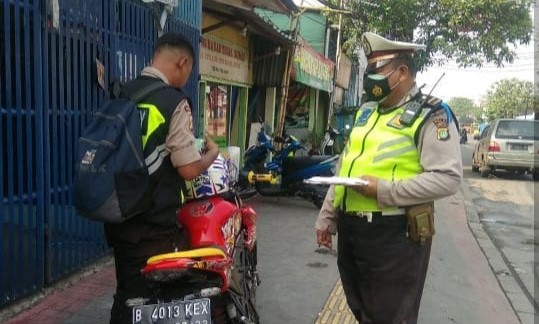 Polisi menghentikan pengendara sepeda motor yang menggunakan knalpot bising di Jakarta. (ist)