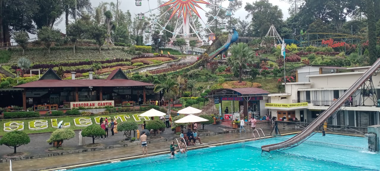 Taman Rekreasi Selecta, Batu menjadi lokasi yang banyak dikunjungi masyarakat saat libur lebaran. (Nugraha Perdana/Radar Malang)
