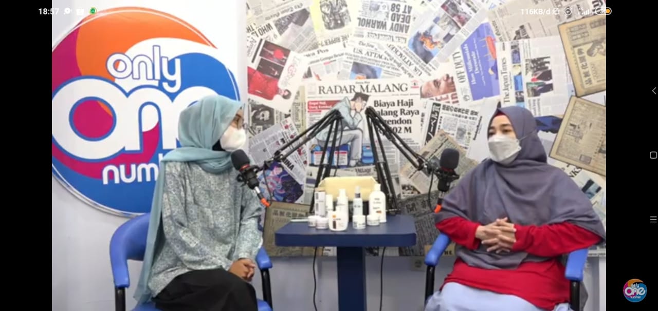 Podcast bersama dr Lia (kanan) yang menjadi salah satu kegiatan di ajang Malang Beauty Week Jawa Pos Radar Malang. (Intan Refa/Radar Malang)
