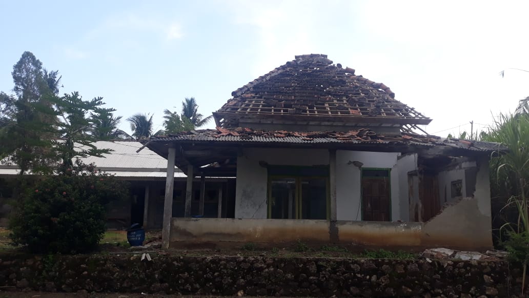Kondisi salah satu bangunan di Desa Srigonco, Bantur Malang yang rusak akibat gempa. (Riyan for Radar Malang)