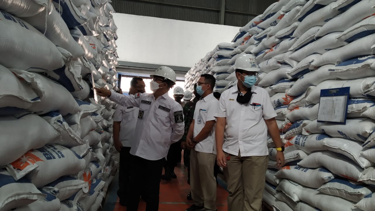Wali Kota Malang Sutiaji memantau persediaan beras di gudang Bulog (Intan Refa / Radar Malang)