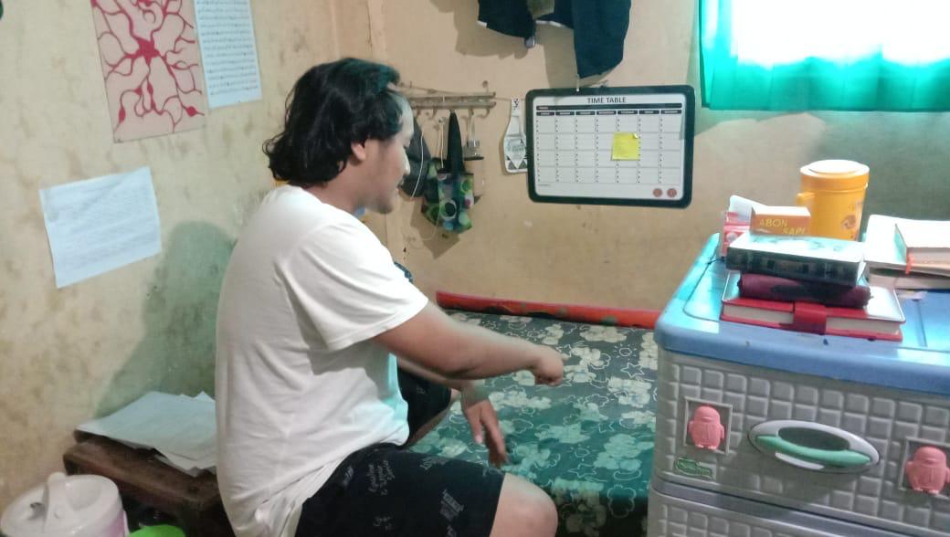 Takmir musala, Zulkifli saat menunjukkan TKP Kejadian pencurian (ist)