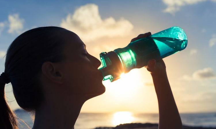 Ilustrasi minum dari tumblr (winnet/ist)