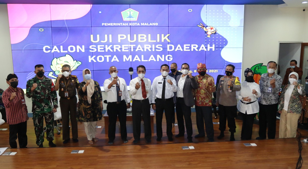 Tiga calon Sekda Kota Malang bersama jajaran dan perwakilan Forkopimda Kota Malang serta undangan foto bersama usai uji publik. (darmono/radar malang)