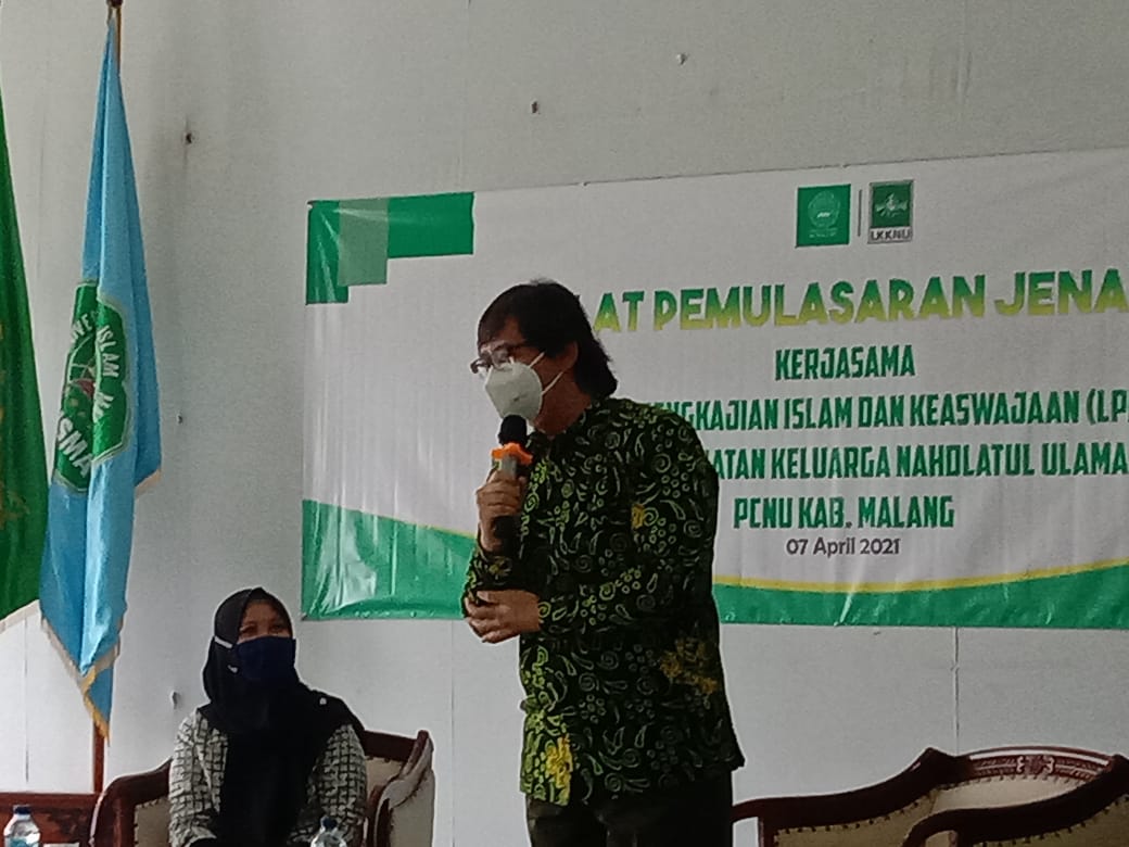 Dokter HR. Muhammad Hardadi Airlangga SpPD saat memberikan materi pemulasaran jenazah di Unisma pada Rabu (7/4). (Aditya Novrian/Radar Malang)