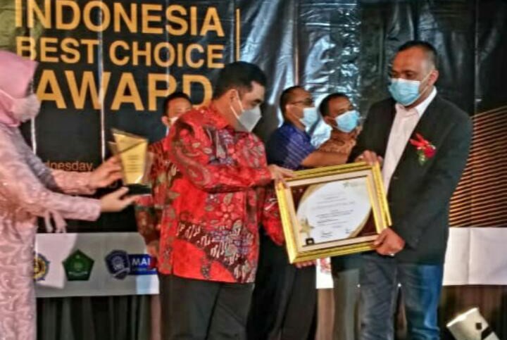 Dr Yayan Riyanto SH MH (kanan) saat menerima penghargaan Indonesia Best Choice Awards 2021. (ist)