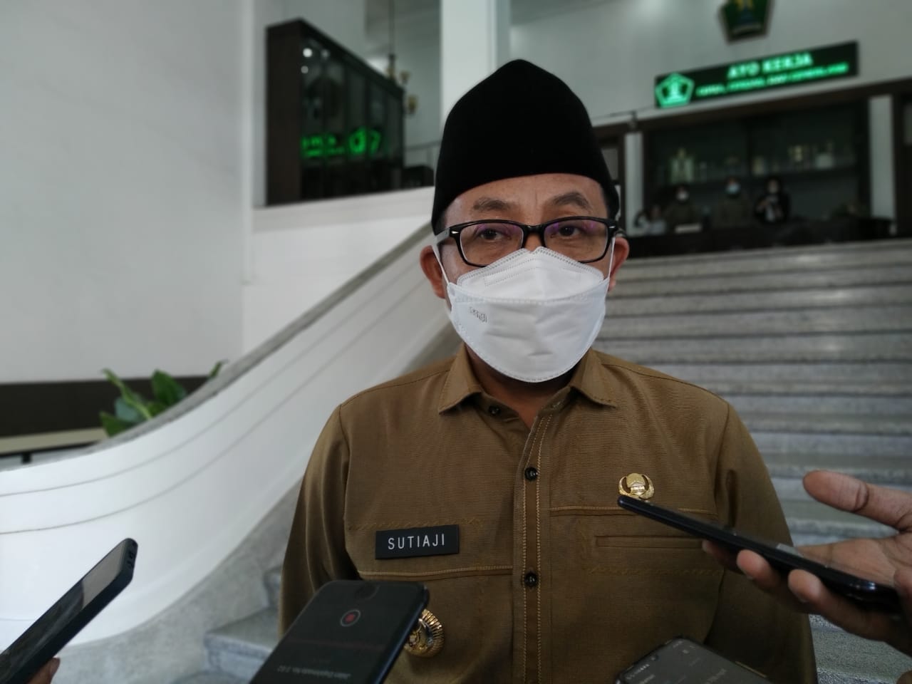 Wali Kota Malang Sutiaji masih mengkaji kemungkinan mengelureakan SE terkait kuliah offline. (dok/Radar Malang)
