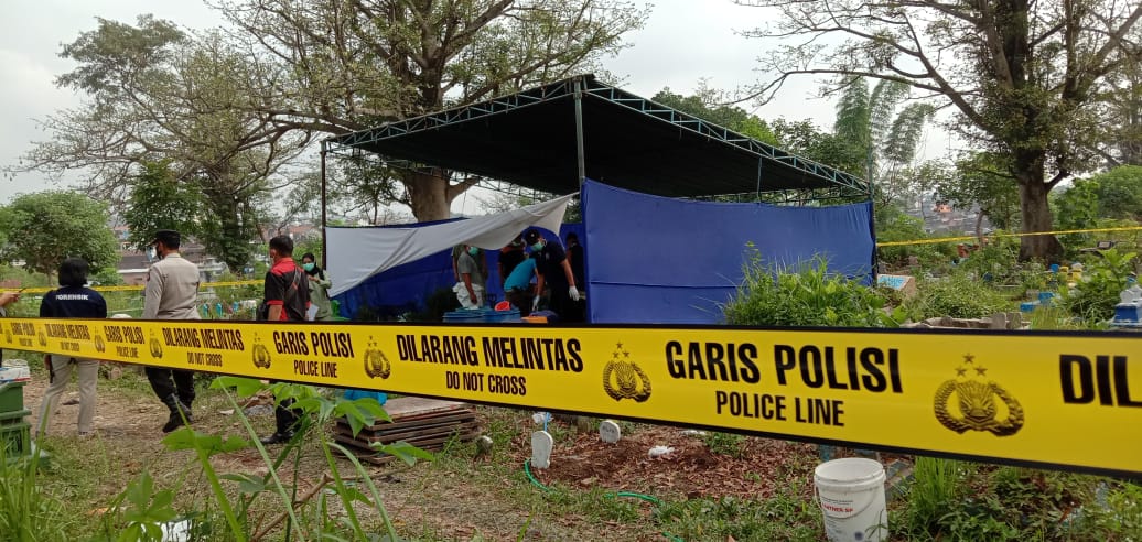 Proses pembongkaran makam di TPU Sukorejo, Kelurahan Jodipan, Kecamatan Blimbing Kamis (20/05).