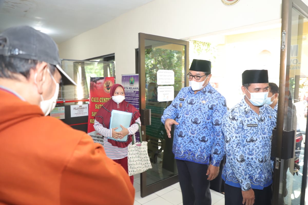 Wawali Sofyan Edi saat menggelar sidak hari pertama masuk kerja pasca libur lebaran (17/5). (Humas Pemkot/ist)