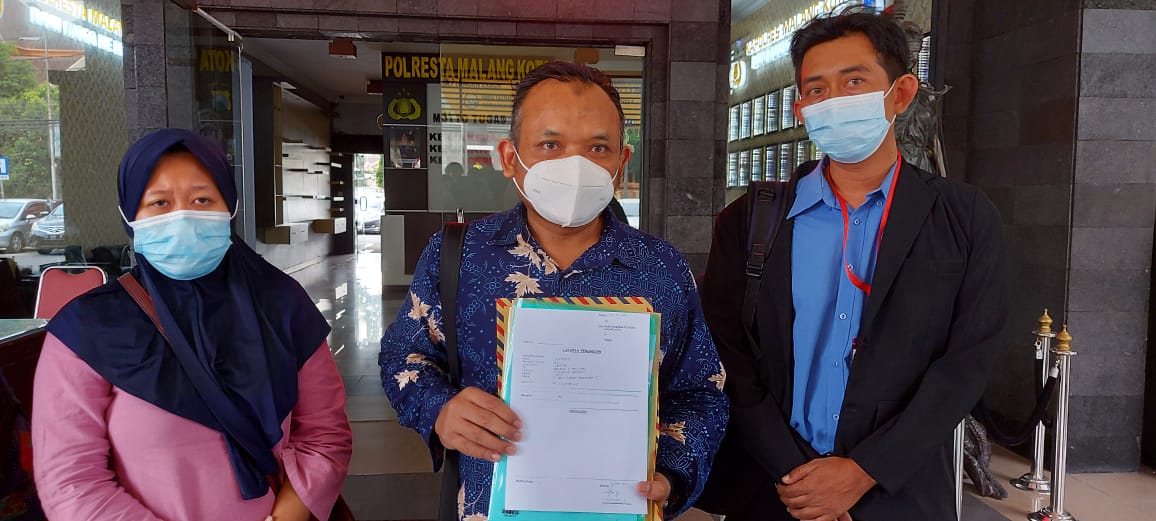 Slamet Yuono (tengah) saat mendampingi kliennya guru S  di Mapolresta Malang Kota. (Biyan Mudzaky/Radar Malang)