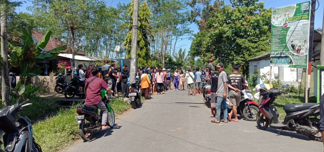 Warga  berkumpul di lokasi pelaku tertangkap warga setelah gagal mencuri sepeda motor di Jalan Koptu Jatemo, Kelurahan Sedayu, Kecamatan Turen. (Polsek Turen/ist)