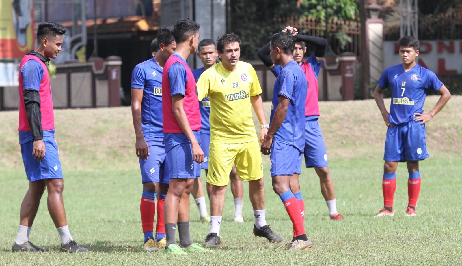 Pelatih kepala Arema FC Eduardo Almeida saat sesi latihan bersama para pemain (Galih RP / Radar Malang)