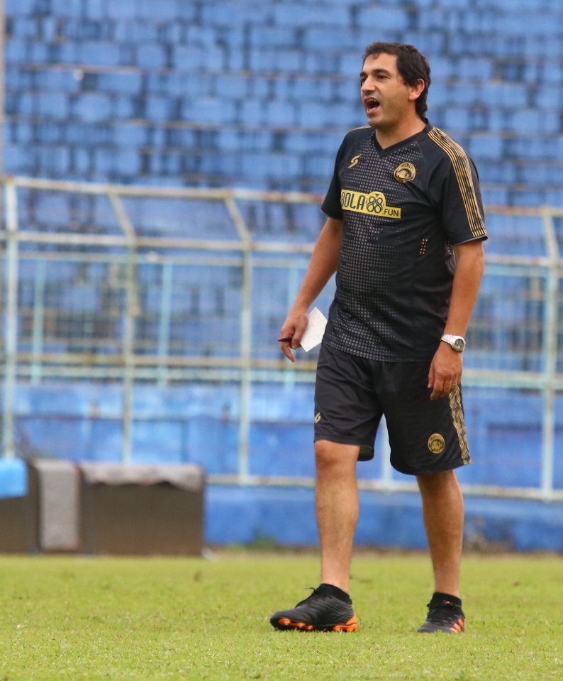 Pelatih Arema FC, Eduardo Almeida (Galih P / Radar Malang)