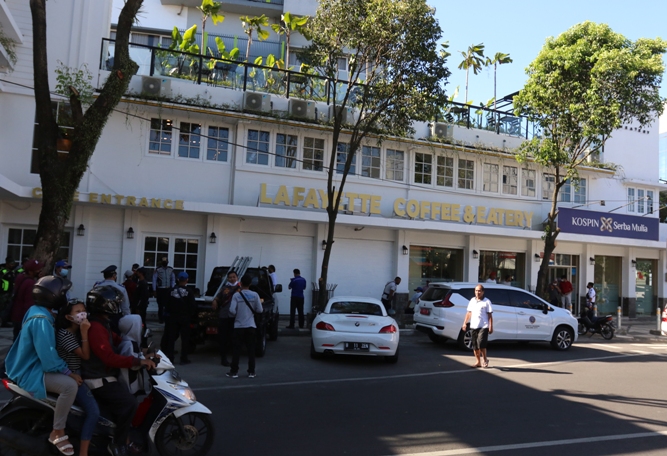 Suasana sidak yang dilakukan petugas Dishub Kota Malang di Kafe Lafayette pada 22 April lalu. Sejak saat itu, sistem parkir di sana mulai ditata. Darmono / Radar Malang