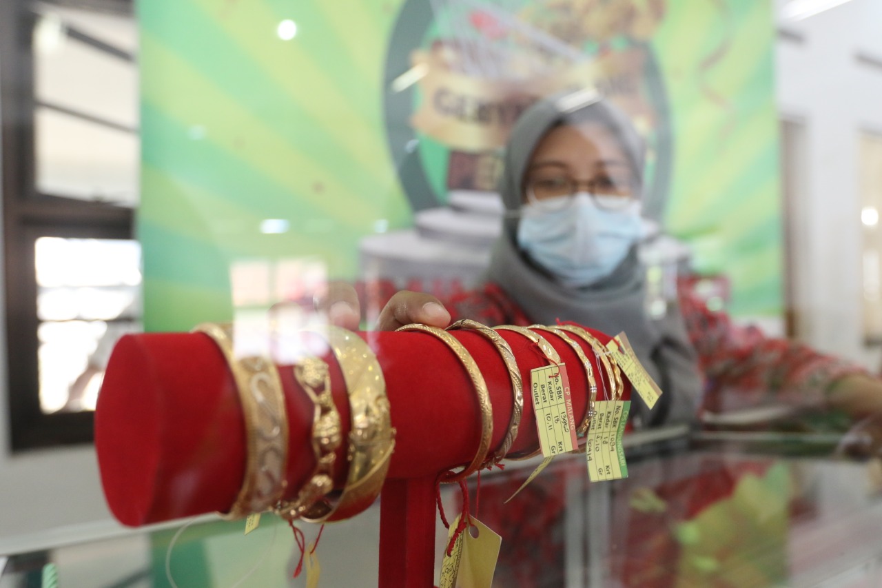 Sejumlah perhiasan emas yang dilelang di arena Bazar Lelang Terpadu Pegadaian Area Malang. (Darmono/Radar Malang)