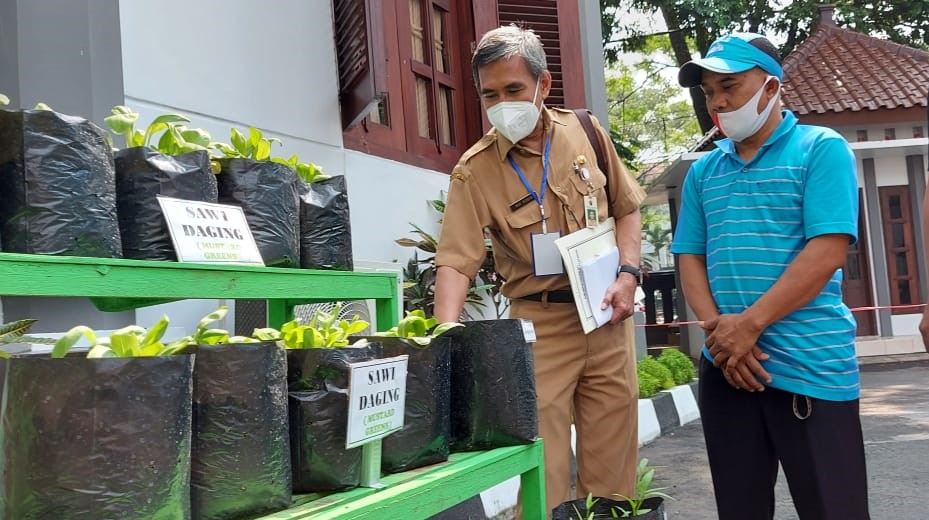 Tim juri saat melakukan penilaian di perangkat daerah yang menjadi peserta lomba  dasa wisma. (Mahmudan/Radar Malang)