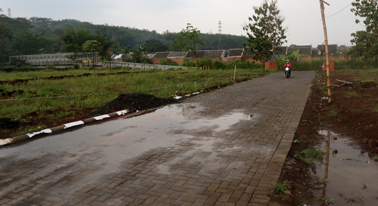 Area perumahan Prima Ragil Permai di Jalan Lesanpuro V, Kelurahan Lesanpuro, Kecamatan Kedungkandang yang berjarak sekitar 30 meter dari sungai. (Darmono/Radar Malang)