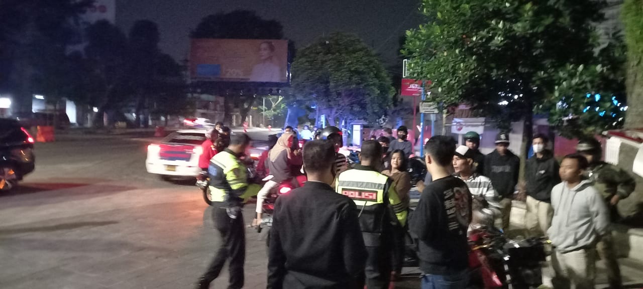 Satlantas Polres Malang menilang tujuh pengendara roda dua dalam operasi Blue Light, Minggu dini hari (2/5). (Ist)