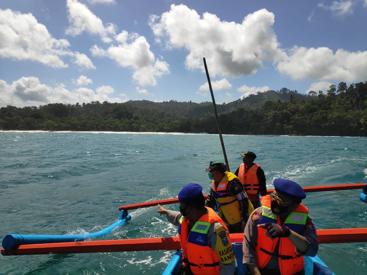 Petugas gabungan melakukan upaya pencarian terhadap korban hanyut di sekitar perairan Pantai Sendiki, Sabtu (15/5)