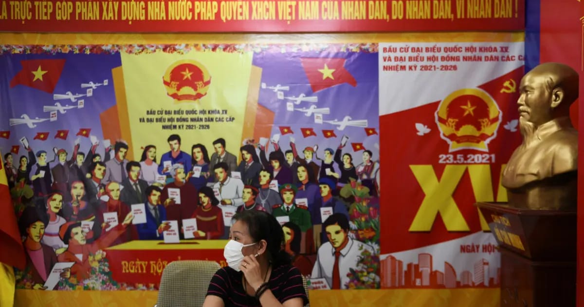 Seorang warga di Hanoi, Vietnam tengah mengantri untuk memberikan suara dalam pemilihan anggota parlemen, Minggu (23/5). (Ist)