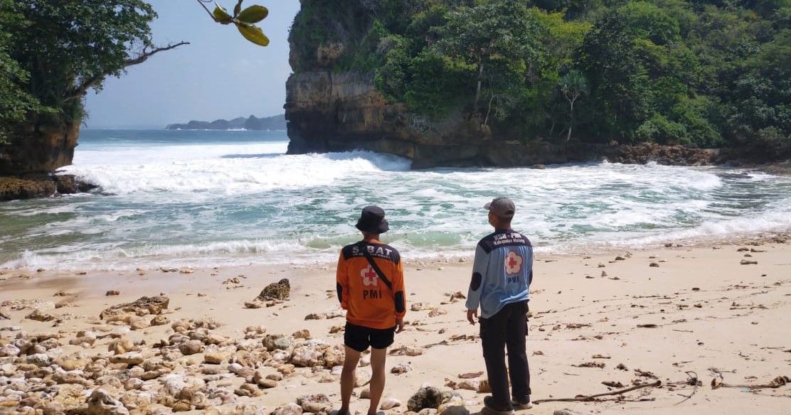 Proses pencarian terhadap wisatawan yang tersapu ombak di Pantai Batu Bengkung.  (PMI Kabupaten Malang/ist)