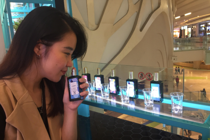 Ilustrasi pengunjung mal sedang memilih produk parfum. (Jawapos /ist)