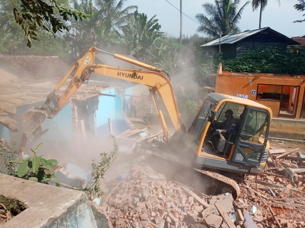 Alat berat dikerahkan dalam pembongkaran eks lokalisasi Girun di Desa Gondanglegi Wetan, Kecamatan Gondanglegi, Sabtu pagi (8/5). (ist)