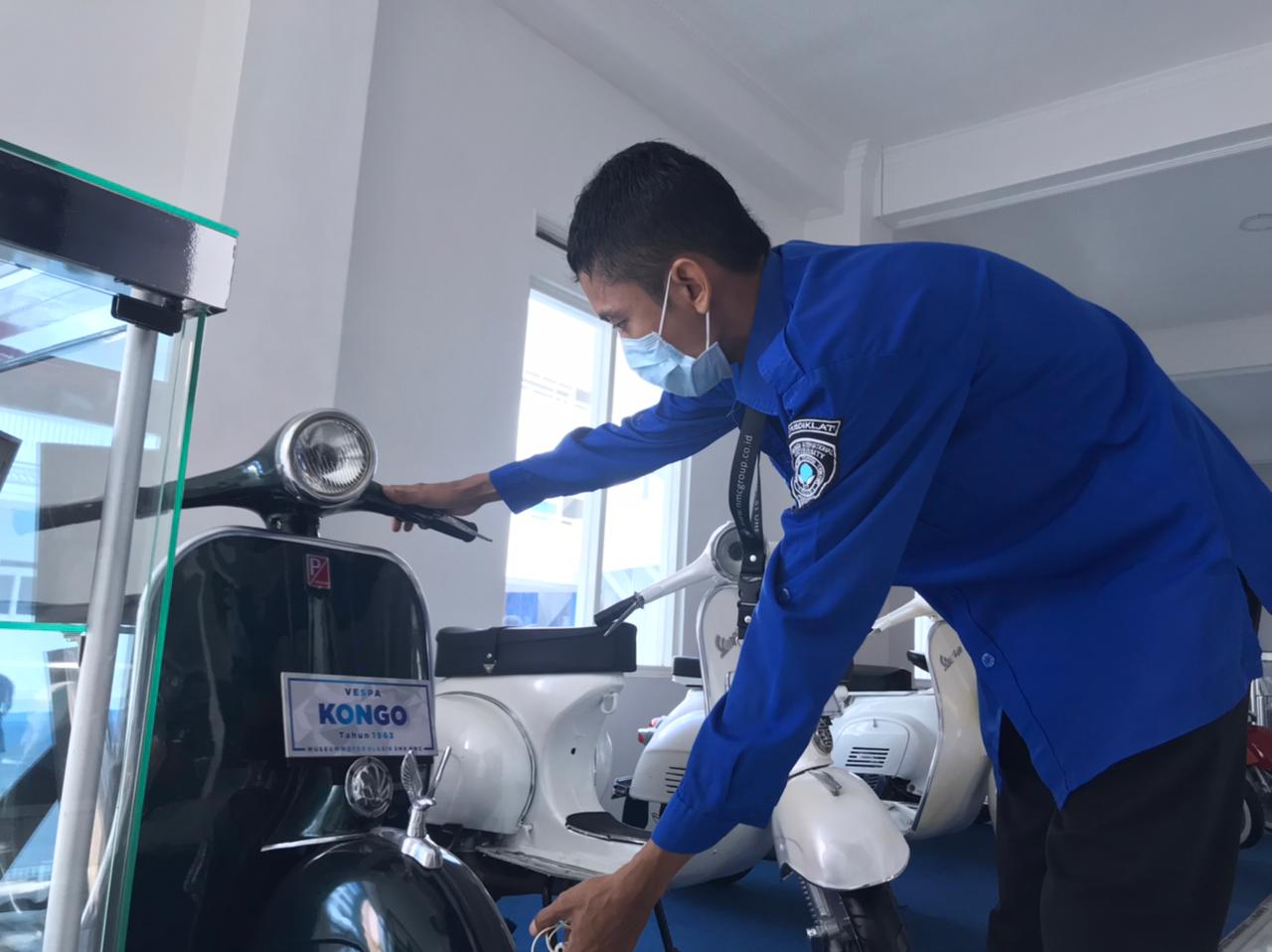 Seorang siswa SMK National Media Center (NMC) menunjukkan salah satu koleksi Vespa Kongo yang dimiliki museum sekolahnya,, Senin (24/5). (Aditya Novrian/Radar Malang)