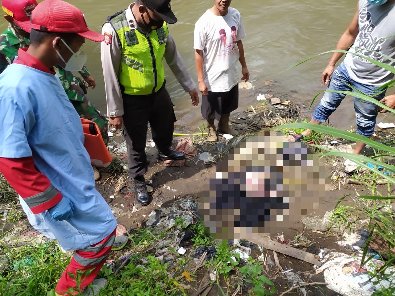 Mayat bayi yang ditemukan di tepi Sungai Brantas (ist)