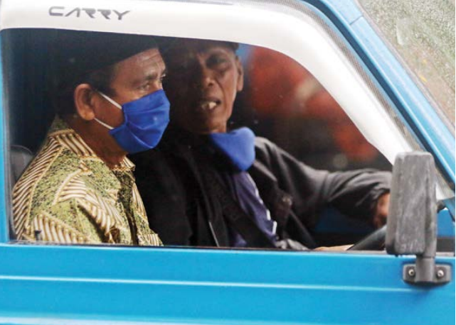 Banyak sopir angkutan umum di Malang berhenti narik karena sepi penumpang. (Darmono/Radar Malang)