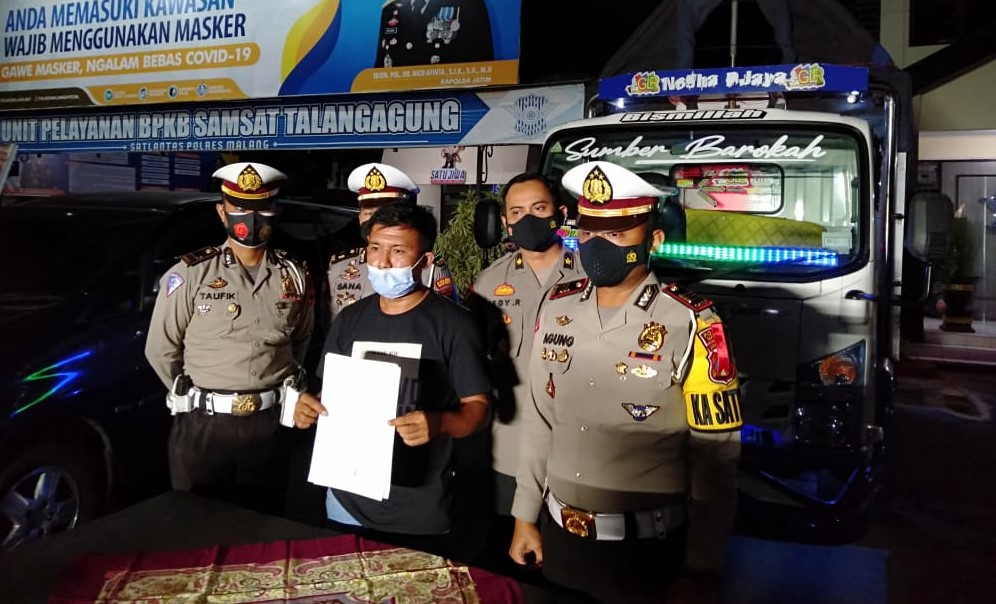 Uyun Anwar menunjukkan surat peryataan tak mengulangi gaya menyetir truk oleng saat di Mapolres Malang. (Fikyansyah/Radar Malang)