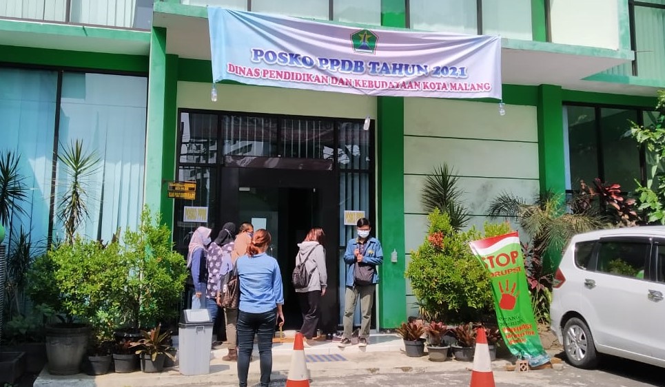 ILUSTRASI: Sejumlah orang tua saat mendatangi posko PPDB Disdikbud Kota Malang, beberapa waktu lalu. (dok/Radar Malang)