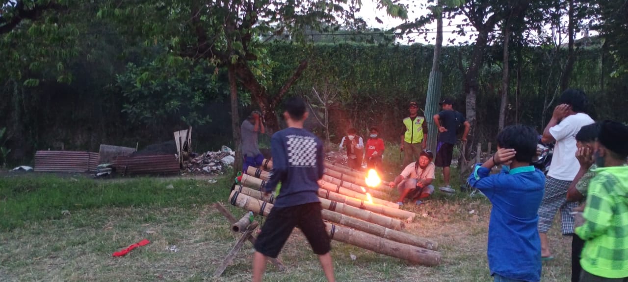 Ilustrasi permainan mercon bambu