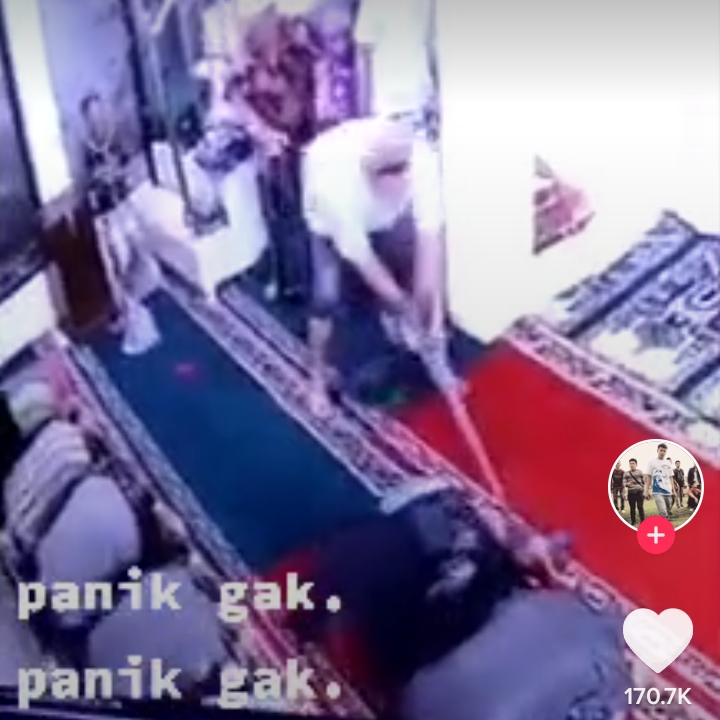 Detik-detik rekaman CCTV saat tikus masuk ke dalam sarung salah seorang jamaah. (ist)
