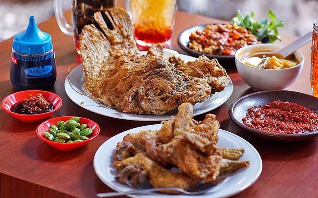 Menu komplet  yang disediakan Ayam Goreng Tenes, Kota Malang (Ayam Goreng Tenes for Radar Malang).