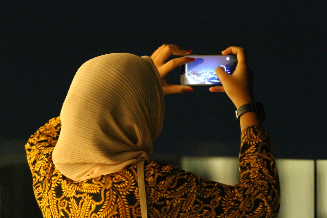 Gerhana bulan terlihat jelas saat difoto dari Skyroom Rooftop THE 101 Malang OJ Hotel malam ini (26/5). (suharto/radar malang)