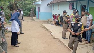 Petugas Satpol PP Kabupaten Malang mengantarkan surat peringatan ketiga untuk penghuni lokalisasi Girun di Gondanglegi Wetan, Kecamatan Gondanglegi, kemarin.  (Achmad Fikiansyah / Radar Malang)