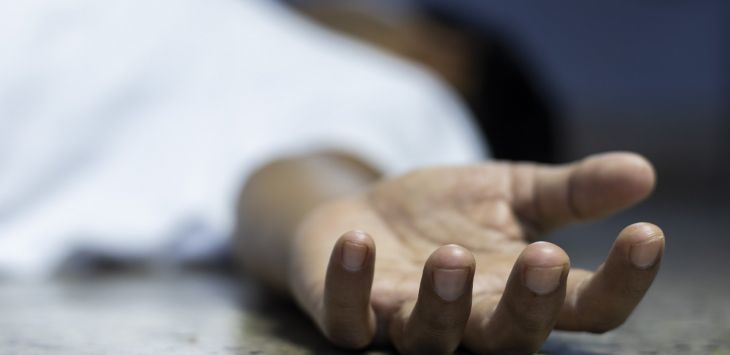 KABAR DUKA: Herwindra Danardana, salah satu ASN yang bertugas di Dinas Koperasi, Perindustrian, dan Perdagangan (Diskoperindag) Kota Batu tersebut mendadak terjatuh saat rapat, kemudian meninggal dunia, kemarin (25/1). Ilustrasi By Radar Malang